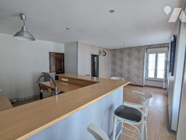 Immeuble comprenant deux appartements dont un loué