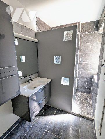 Immeuble comprenant deux appartements dont un loué