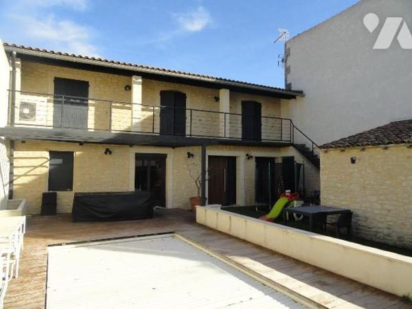 Sur les hauteurs maison entièrement rénové de 140m² habitable sur une parcelle de 268m². Elle s...