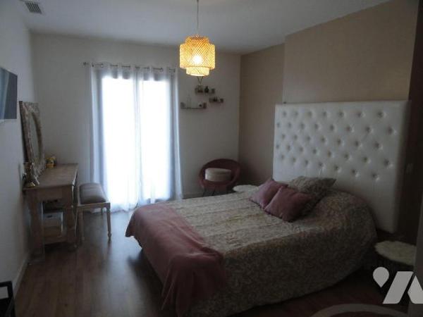 Sur les hauteurs maison entièrement rénové de 140m² habitable sur une parcelle de 268m². Elle s...