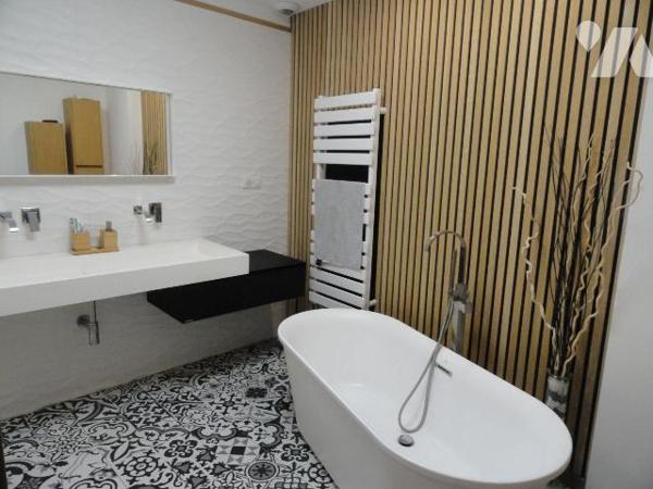 Sur les hauteurs maison entièrement rénové de 140m² habitable sur une parcelle de 268m². Elle s...