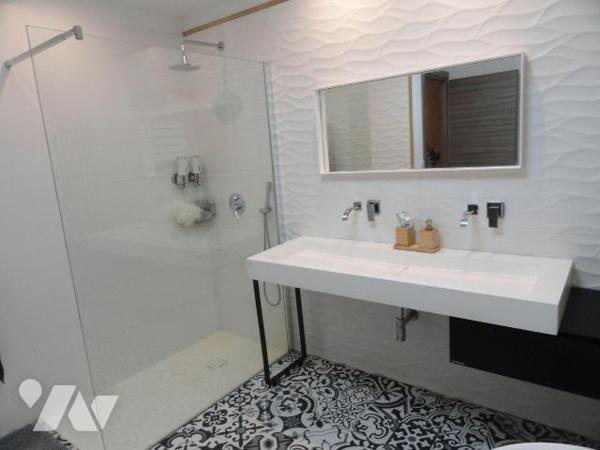 Sur les hauteurs maison entièrement rénové de 140m² habitable sur une parcelle de 268m². Elle s...