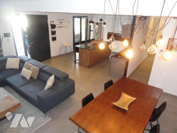 Sur les hauteurs maison entièrement rénové de 140m² habitable sur une parcelle de 268m². Elle s...