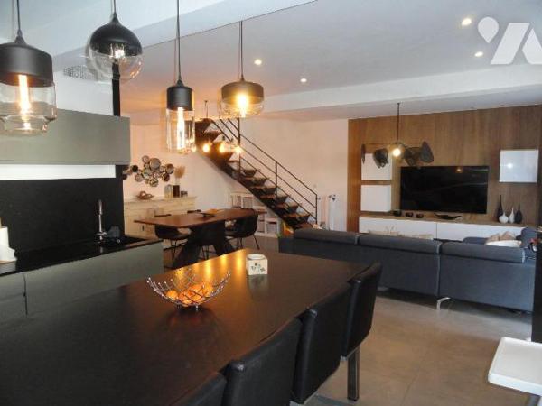 Sur les hauteurs maison entièrement rénové de 140m² habitable sur une parcelle de 268m². Elle s...