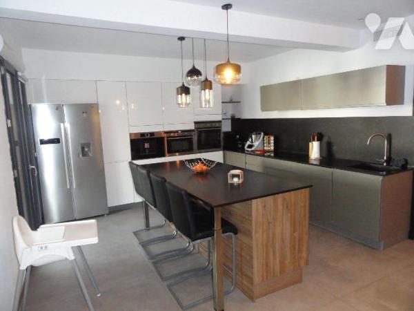 Sur les hauteurs maison entièrement rénové de 140m² habitable sur une parcelle de 268m². Elle s...