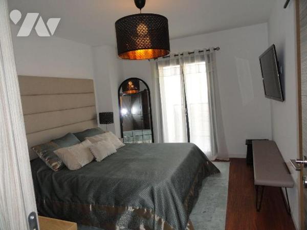 Sur les hauteurs maison entièrement rénové de 140m² habitable sur une parcelle de 268m². Elle s...