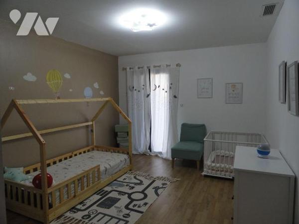 Sur les hauteurs maison entièrement rénové de 140m² habitable sur une parcelle de 268m². Elle s...