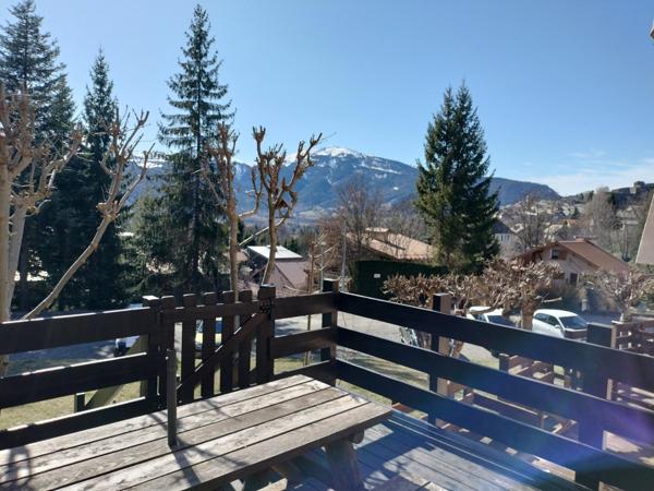 Appartement en rez de chaussée traversant de 45m² loi carrez, terrasse, et local commun