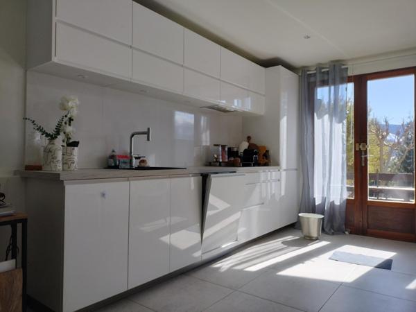 Appartement en rez de chaussée traversant de 45m² loi carrez, terrasse, et local commun