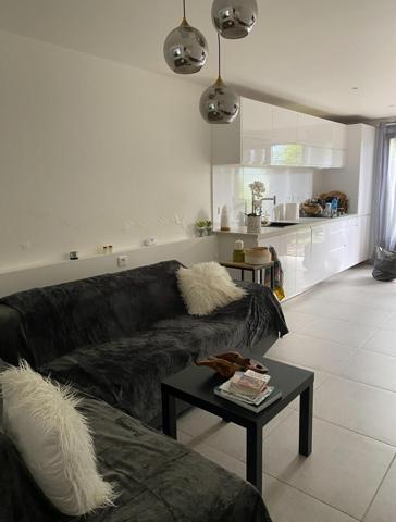 Appartement en rez de chaussée traversant de 45m² loi carrez, terrasse, et local commun