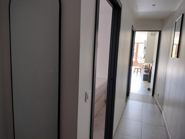 Appartement en rez de chaussée traversant de 45m² loi carrez, terrasse, et local commun