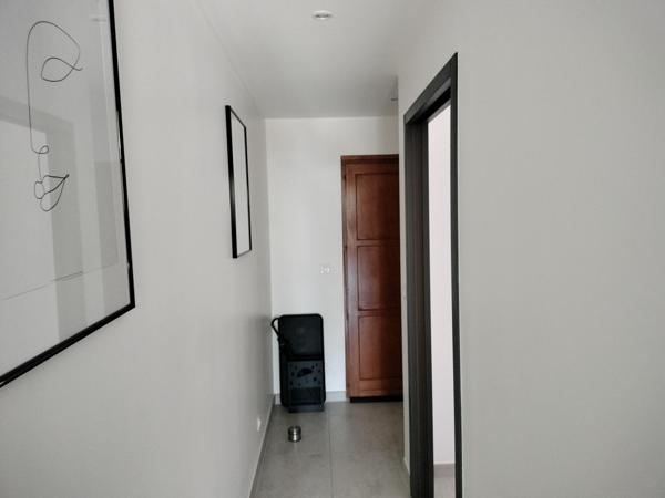 Appartement en rez de chaussée traversant de 45m² loi carrez, terrasse, et local commun