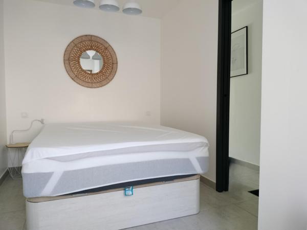 Appartement en rez de chaussée traversant de 45m² loi carrez, terrasse, et local commun