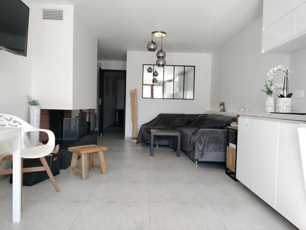 Appartement en rez de chaussée traversant de 45m² loi carrez, terrasse, et local commun
