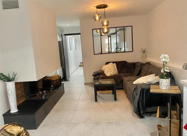 Appartement en rez de chaussée traversant de 45m² loi carrez, terrasse, et local commun