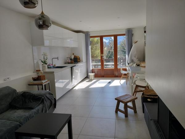 Appartement en rez de chaussée traversant de 45m² loi carrez, terrasse, et local commun