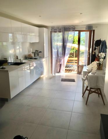 Appartement en rez de chaussée traversant de 45m² loi carrez, terrasse, et local commun