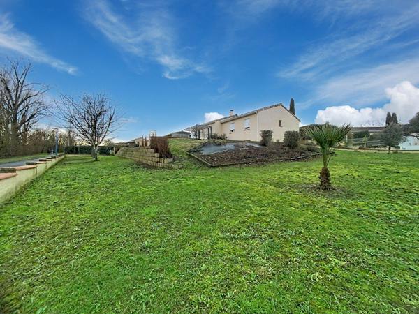 A vendre Villa récente à Saramon de 4 Chambres avec joli jardin et piscine