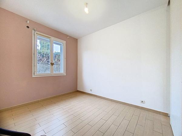 A vendre Villa récente à Saramon de 4 Chambres avec joli jardin et piscine