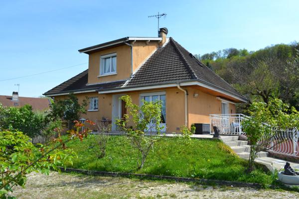 Bourgoin-Jallieu (38300) Maison familiale spacieuse avec sous-sol complet sur terrain arboré de 1200 m²