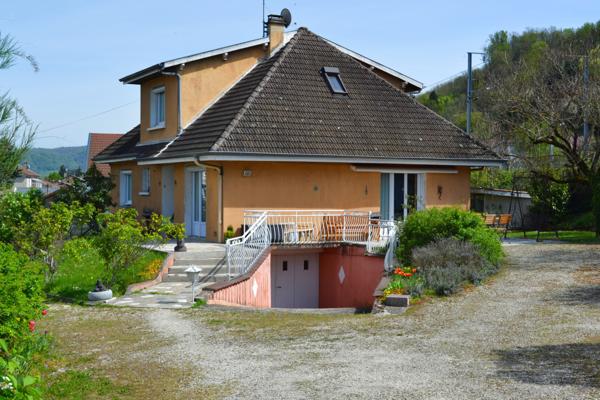 Bourgoin-Jallieu (38300) Maison familiale spacieuse avec sous-sol complet sur terrain arboré de 1200 m²