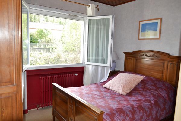 Bourgoin-Jallieu (38300) Maison familiale spacieuse avec sous-sol complet sur terrain arboré de 1200 m²