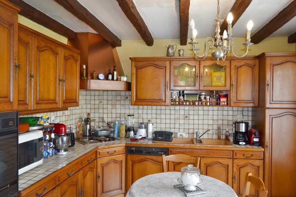 Bourgoin-Jallieu (38300) Maison familiale spacieuse avec sous-sol complet sur terrain arboré de 1200 m²