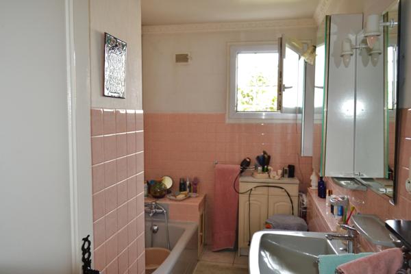Bourgoin-Jallieu (38300) Maison familiale spacieuse avec sous-sol complet sur terrain arboré de 1200 m²