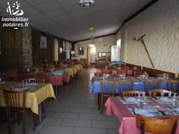 FONDS DE COMMERCE d'un bar, restaurant, jeux, tabac avec logement au-dessus.
Normes handicapés.