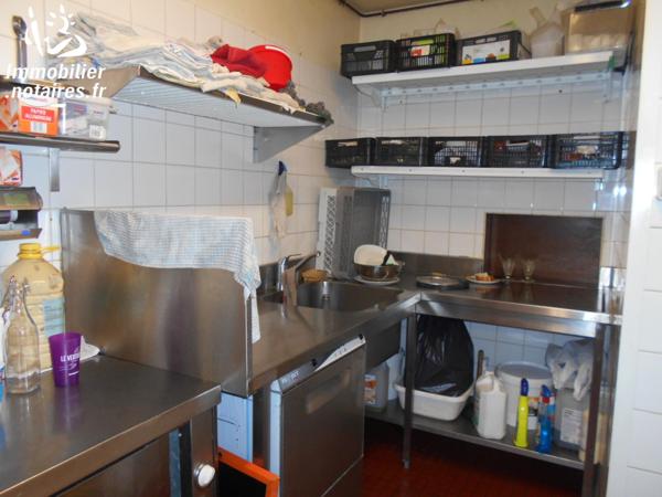 FONDS DE COMMERCE d'un bar, restaurant, jeux, tabac avec logement au-dessus.
Normes handicapés.