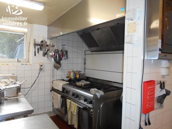 FONDS DE COMMERCE d'un bar, restaurant, jeux, tabac avec logement au-dessus.
Normes handicapés.