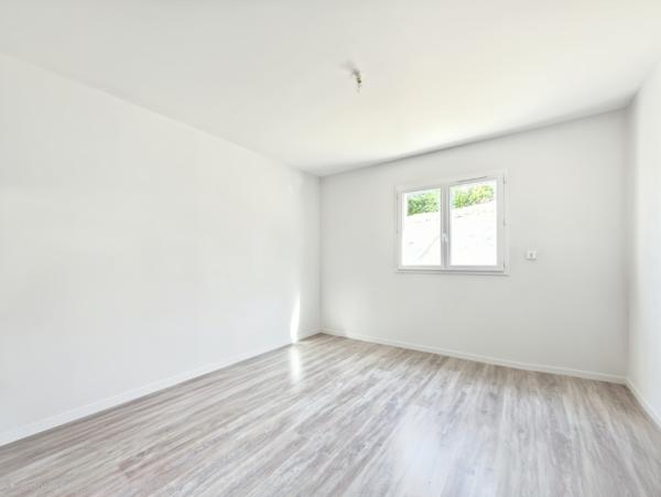 Maison
         6 pièces
        - 137 m² 389 000 € *