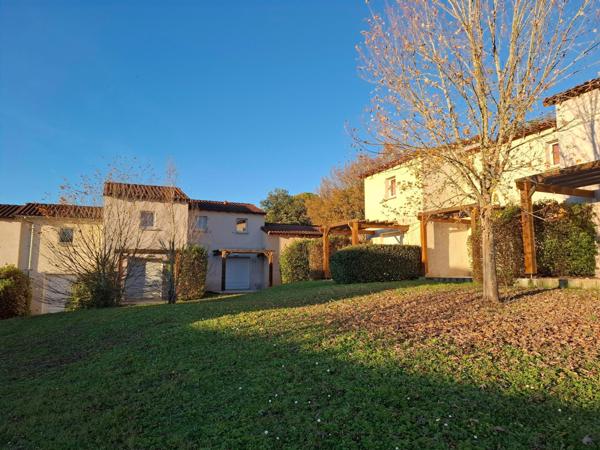 Situation  exceptionnelle  et belle opportunité , au coeur d'une jolie résidence ,  avec piscine !