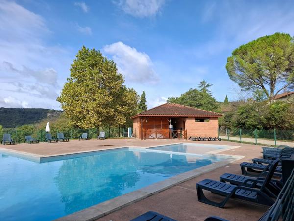 Situation  exceptionnelle  et belle opportunité , au coeur d'une jolie résidence ,  avec piscine !