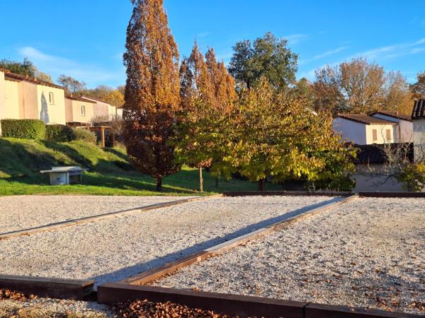 Situation  exceptionnelle  et belle opportunité , au coeur d'une jolie résidence ,  avec piscine !