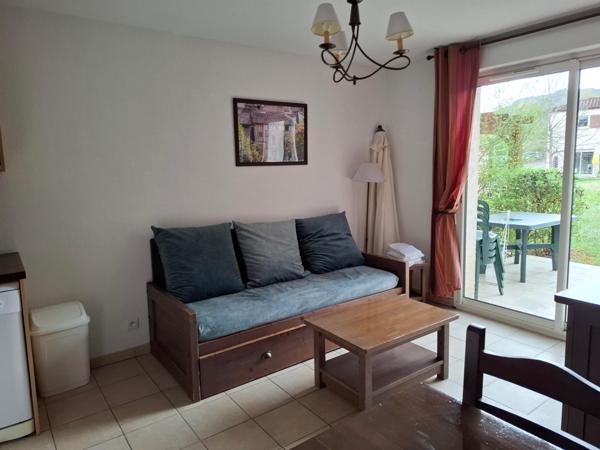 Situation  exceptionnelle  et belle opportunité , au coeur d'une jolie résidence ,  avec piscine !