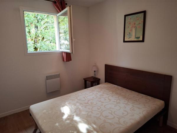 Situation  exceptionnelle  et belle opportunité , au coeur d'une jolie résidence ,  avec piscine !