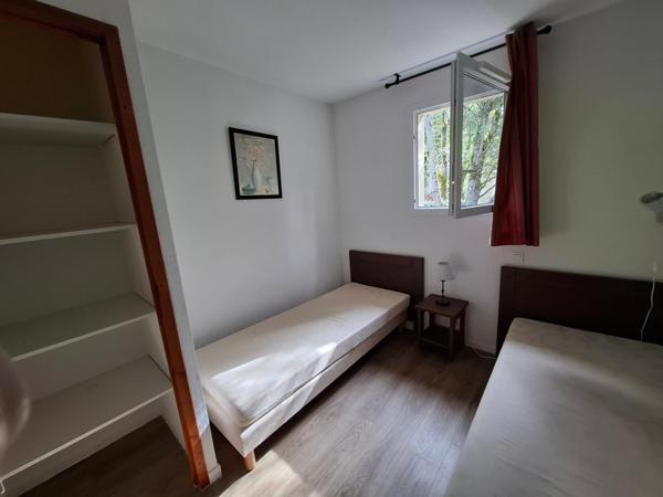 Situation  exceptionnelle  et belle opportunité , au coeur d'une jolie résidence ,  avec piscine !