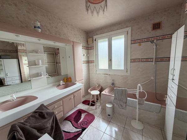 Vente                                                      Maison
                        
                     11 pièces                      193 m2                     à Brive-la-Gaillarde