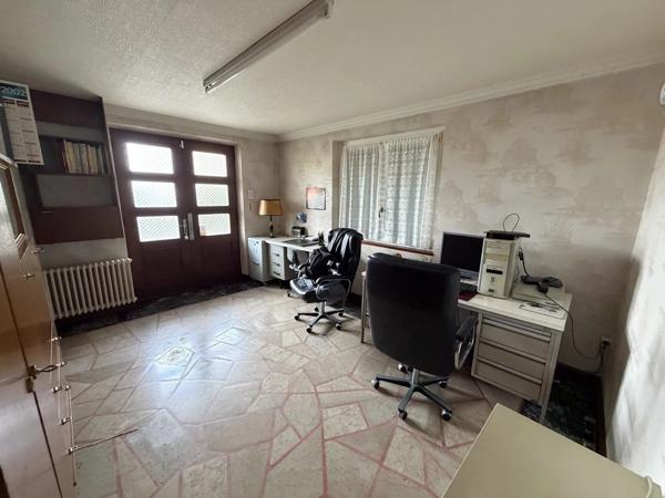 Vente                                                      Maison
                        
                     11 pièces                      193 m2                     à Brive-la-Gaillarde