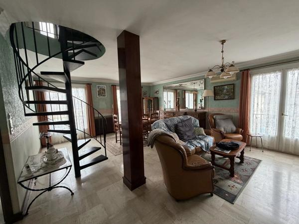Vente                                                      Maison
                        
                     11 pièces                      193 m2                     à Brive-la-Gaillarde