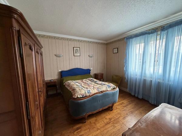 Vente                                                      Maison
                        
                     11 pièces                      193 m2                     à Brive-la-Gaillarde