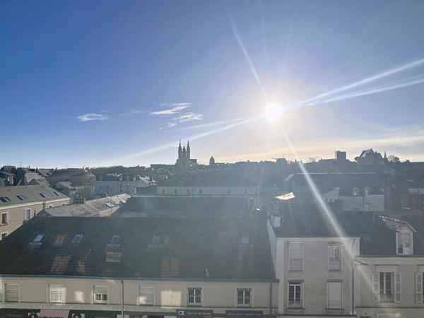 A vendre au coeur de la doutre,aux pieds du tramway,appartement type 3 dernier étage, ascenseur, 2 chambres, garage fermé.Vue dégagée sur la cathédrale .