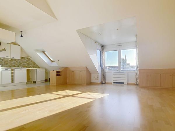 A vendre au coeur de la doutre,aux pieds du tramway,appartement type 3 dernier étage, ascenseur, 2 chambres, garage fermé.Vue dégagée sur la cathédrale .