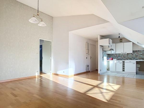 A vendre au coeur de la doutre,aux pieds du tramway,appartement type 3 dernier étage, ascenseur, 2 chambres, garage fermé.Vue dégagée sur la cathédrale .