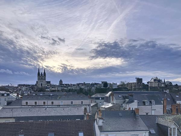 A vendre au coeur de la doutre,aux pieds du tramway,appartement type 3 dernier étage, ascenseur, 2 chambres, possibilité d'un garage fermé.Vue dégagée sur la cathédrale .