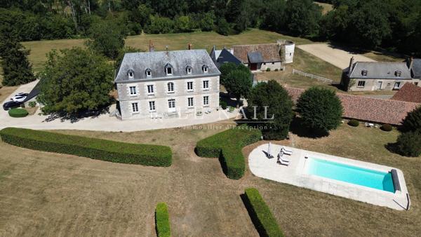 Élégante demeure avec dépendances et piscine au cœur d'un parc de 8 hectares en Touraine