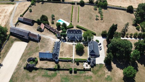 Élégante demeure avec dépendances et piscine au cœur d'un parc de 8 hectares en Touraine