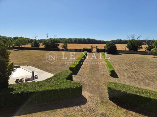 Élégante demeure avec dépendances et piscine au cœur d'un parc de 8 hectares en Touraine