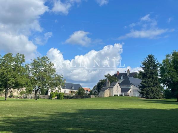 Élégante demeure avec dépendances et piscine au cœur d'un parc de 8 hectares en Touraine